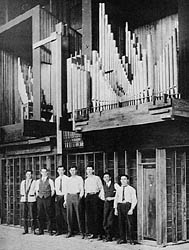 Erecting room personnel lean against the Universal Air Chest of Opus 581 , circa 1915
